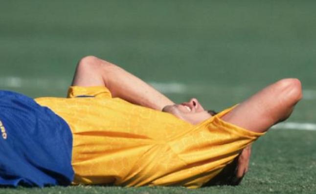 致命的乌龙球：他在世界杯上踢了个乌龙球，回国后被球迷乱枪打死