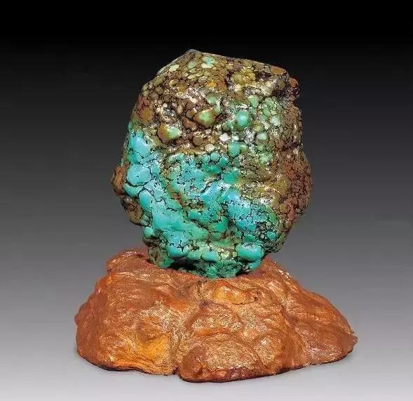 这些石头价值不菲，随便捡到一块妥妥的人生赢家