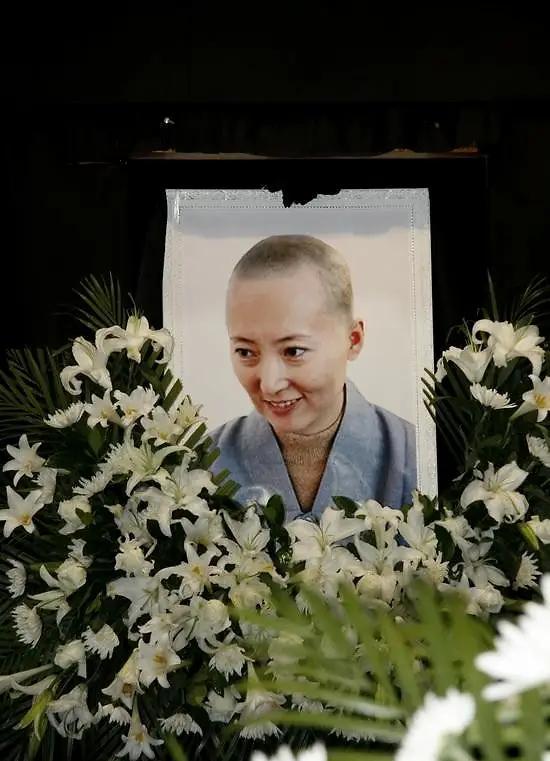 2段婚姻，和丈夫剃度出家，41岁病逝，父亲跪在地上埋怨自己