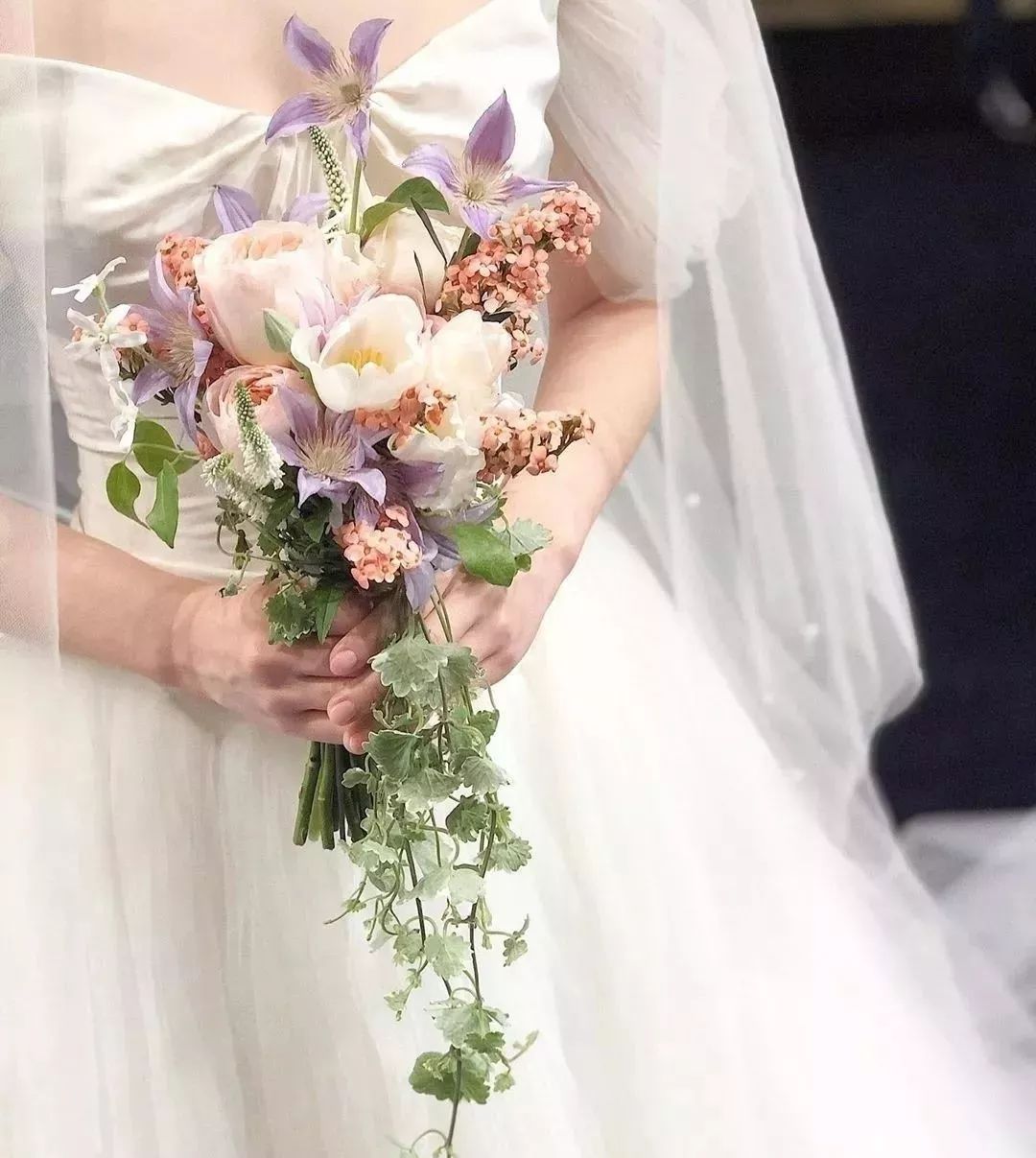 鲜花店日常换水整理花材,花要不要经常换水