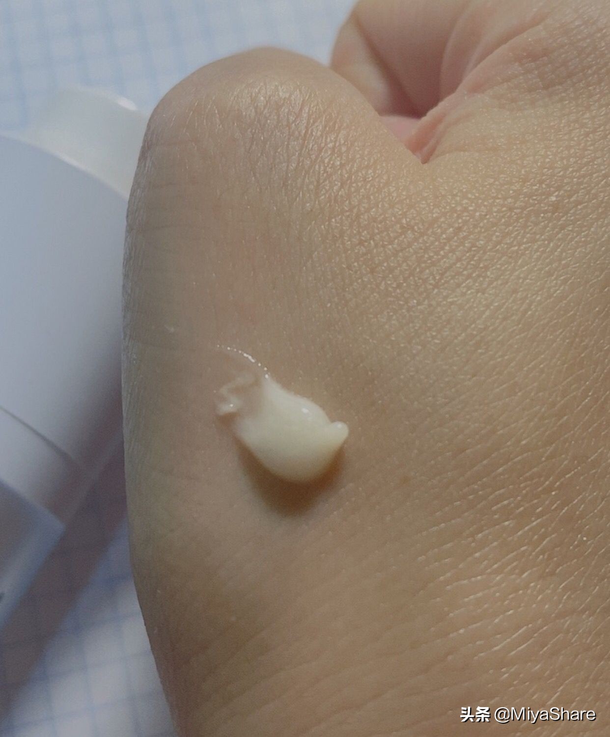 眼霜小棕瓶和兰蔻,用了怡丽丝尔眼霜眼纹更明显