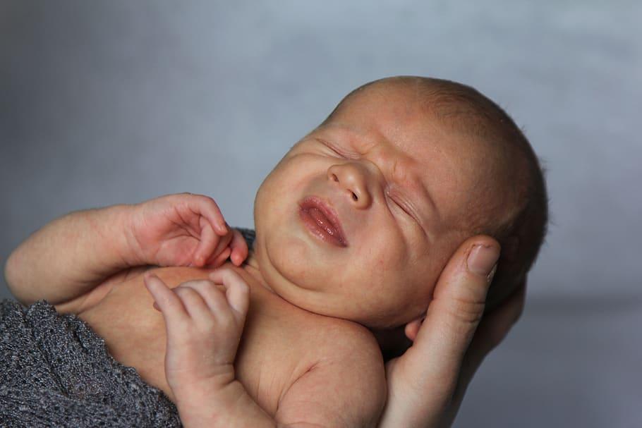 2岁女孩游泳10分钟横渡沾天湖,一岁女童10分钟横渡沾天湖