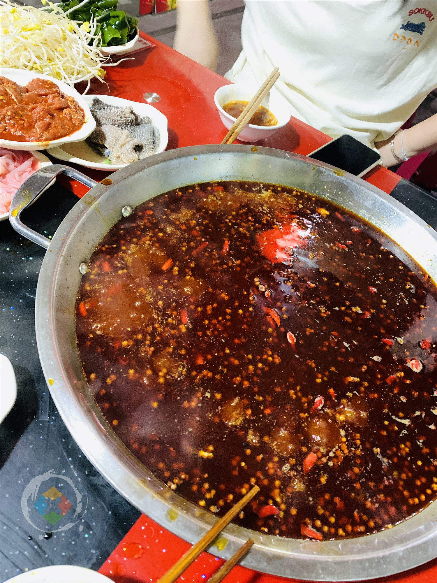 重庆储奇门的鳝鱼火锅，24小时营业，是白象街最后的坚守