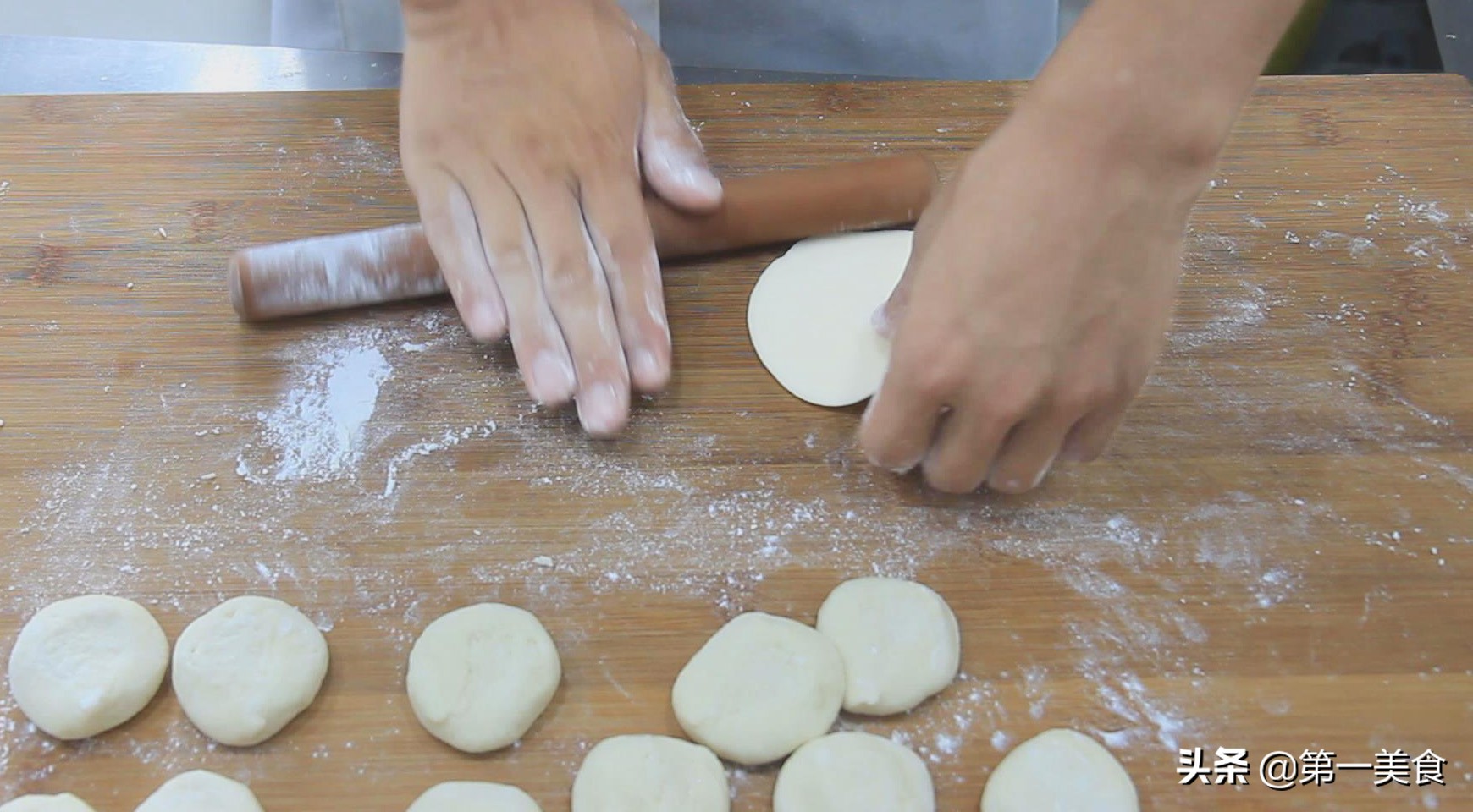 面点师麦穗水饺的包法,麦穗包子的捏法慢动作视频