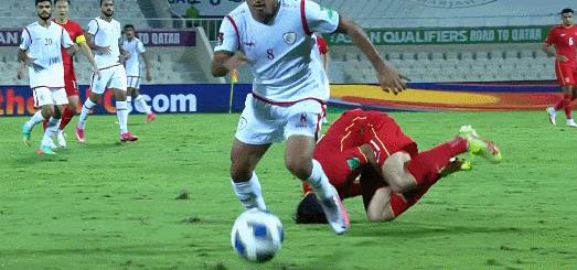 国足首张红牌是对裁判出言不逊,国足0-1落后还有希望扳回比赛吗