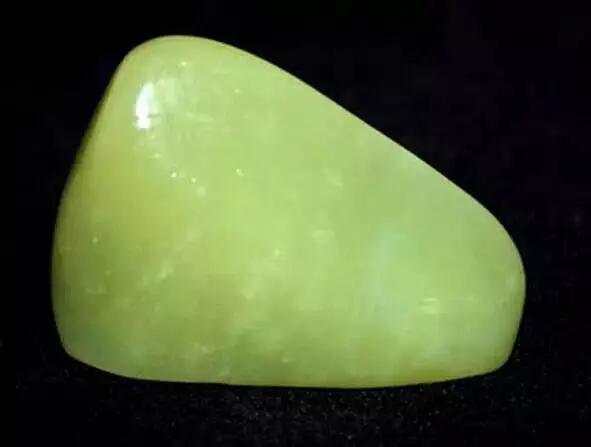 这些石头价值不菲，随便捡到一块妥妥的人生赢家