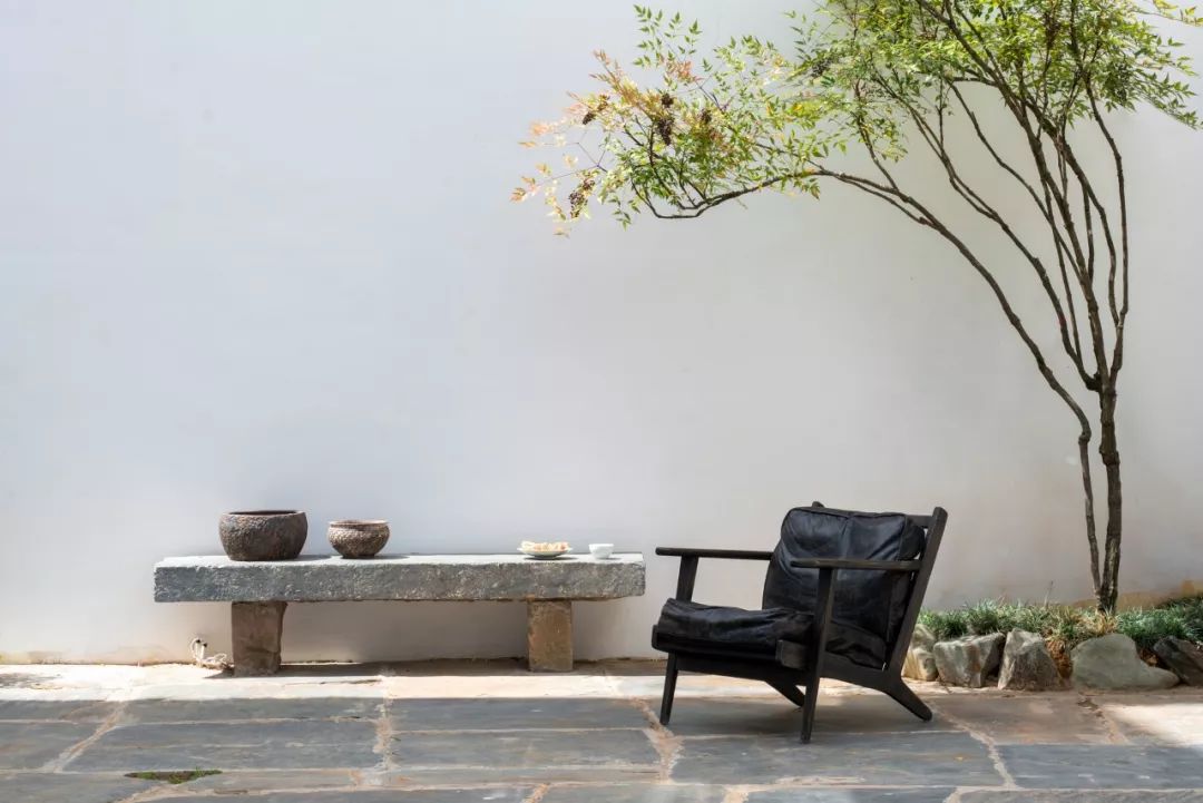 秋日河畔画中小镇，隐于茶园流水，山水间三店新开旅居吃茶慢生活