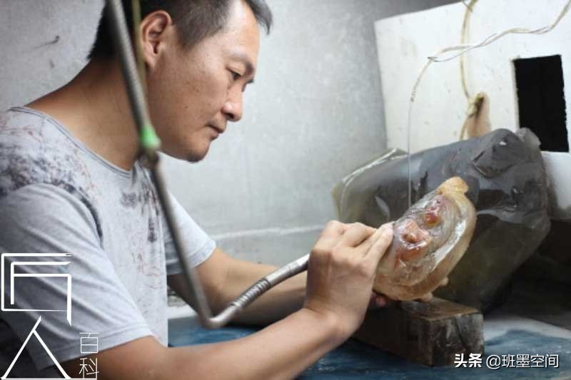 他是业界公认水晶界大家，因材巧雕，善从不同入手点达到创新！