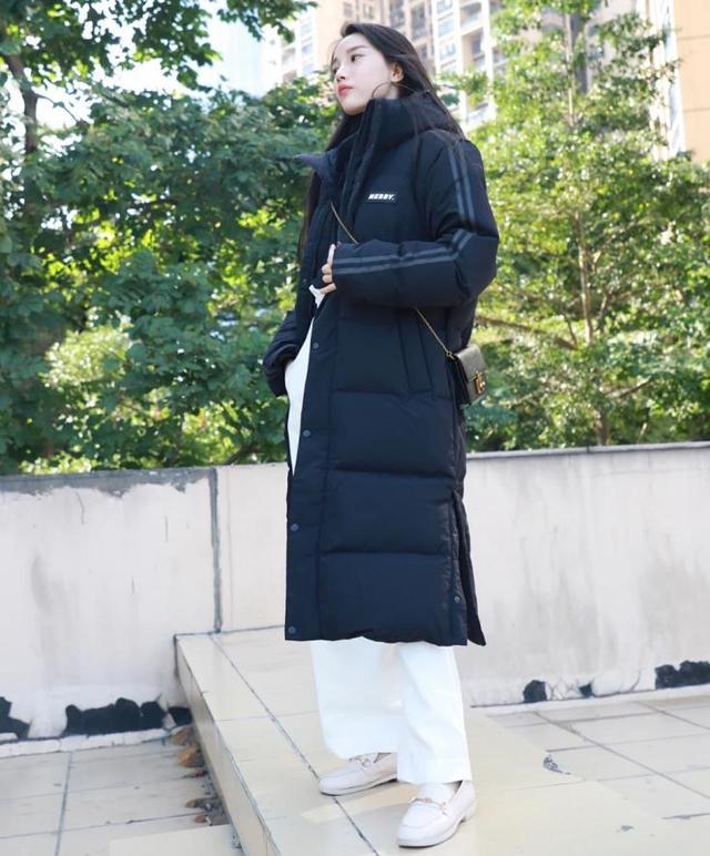 基础款黑色长款羽绒服怎么搭配,40-50岁黑色长款羽绒服搭什么裤子