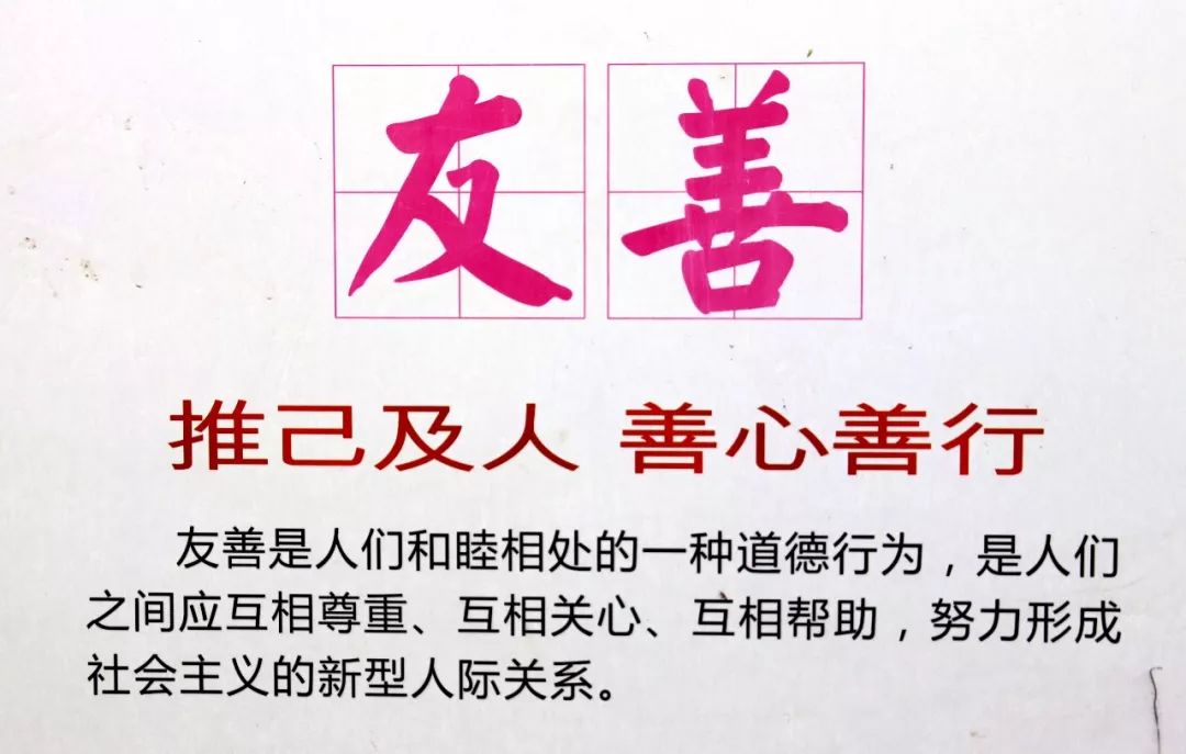 为社区留守儿童辅导功课,心系留守儿童关爱他们成长