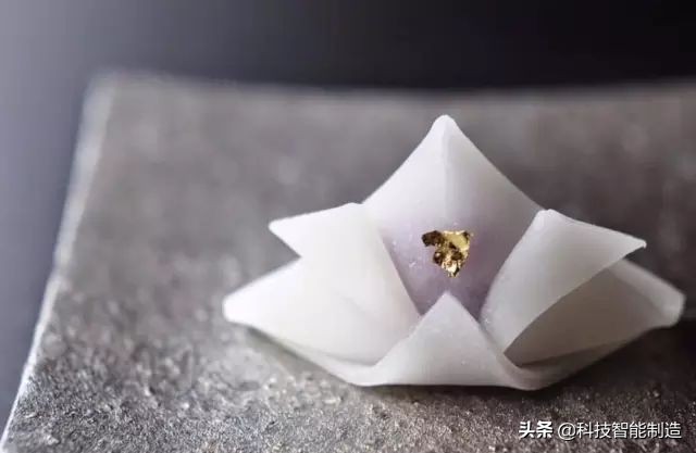 他说自己不是日本匠人，而是和果子艺术家，他做的和果子不忍吃掉