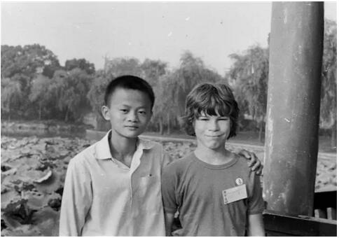 35年前资助马云的父子,马云第一个恩人是谁
