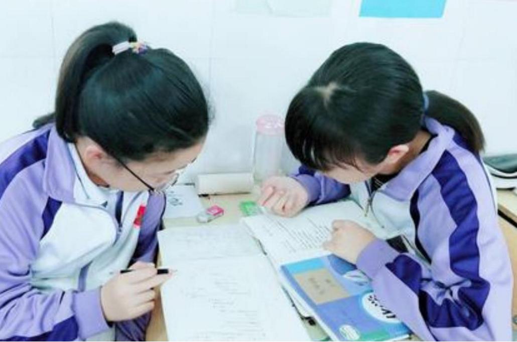 初中生总是熬夜写作业,小学生作业熬夜写好还是早起好