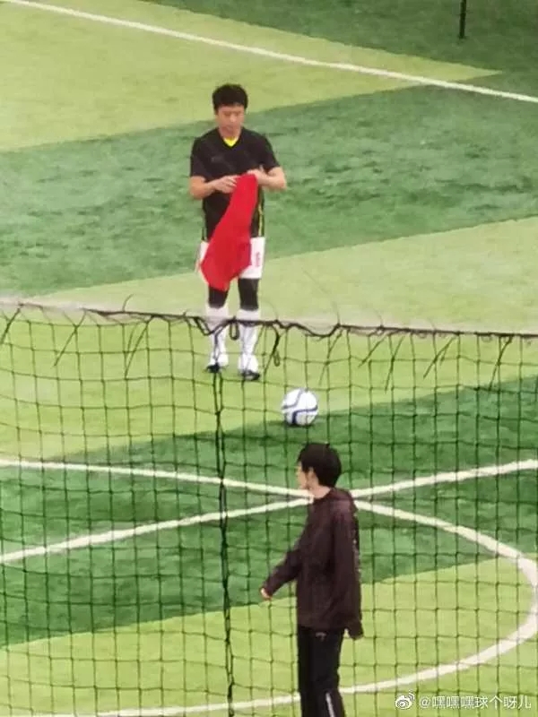 偶遇邓超陈赫鹿晗迪士尼,邓超鹿晗李晨综艺踢足球