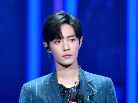 肖战为吴宣仪庆生,吴宣仪肖战撑伞