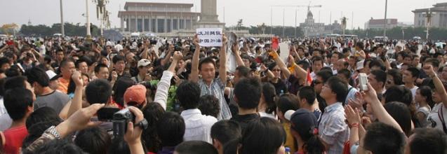 512大地震，总理哭了、央视主持人哭了、参加哀悼日的人民哭了