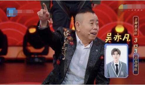 越来越过分！蔡徐坤黑粉拉横幅公然羞辱，网友：适可而止！