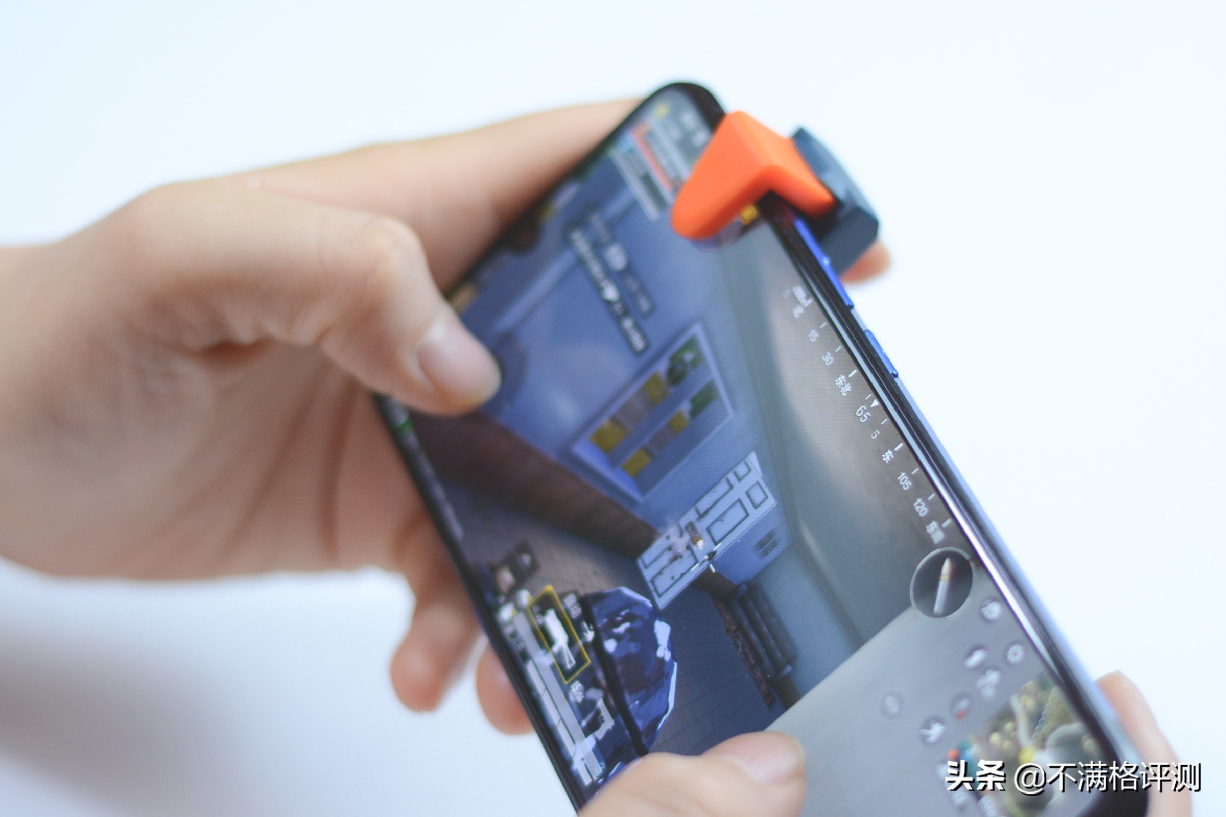 北通J1手游按键：打火机一样大小，用它玩吃鸡，SKS秒变AK47