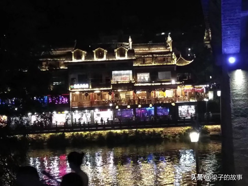 湖南湘西自治州凤凰古城景区,湘西明珠凤凰古城位于哪个省