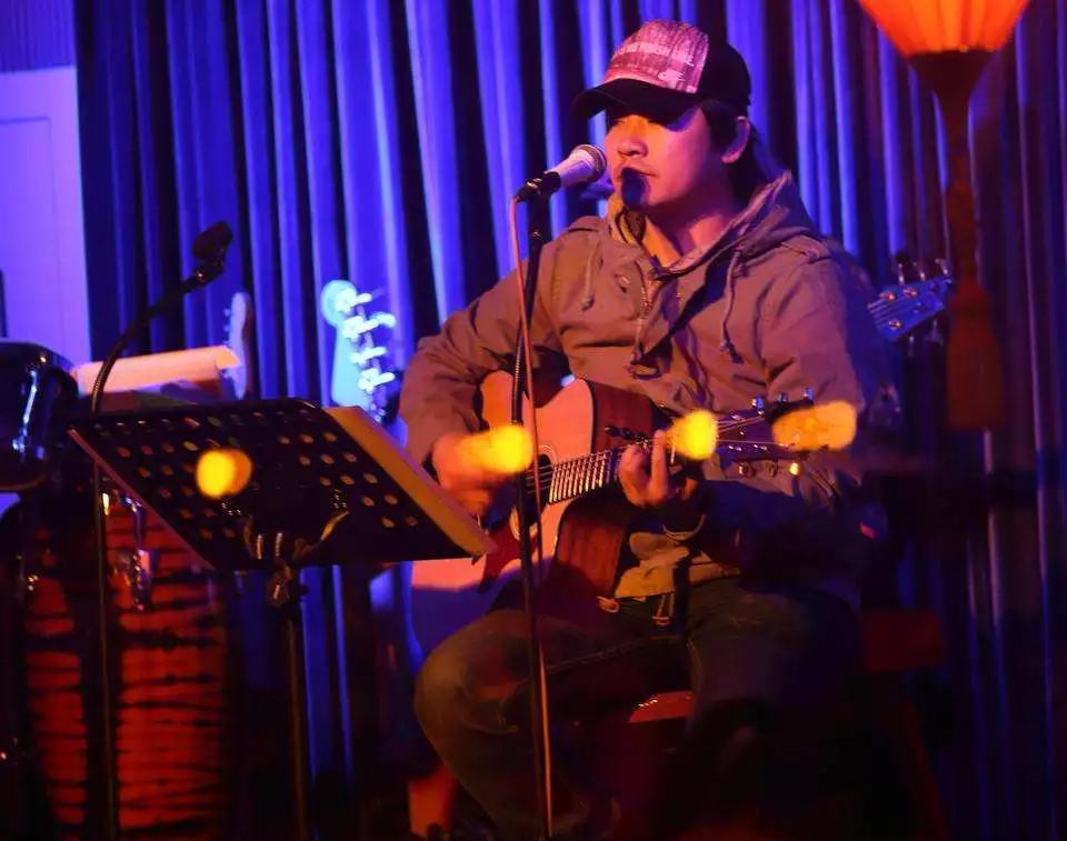 大哥你玩儿吉他，玩它有啥用？