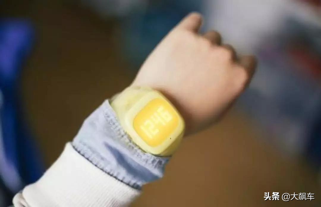 男童被锁车内自救,孩子锁车内如何自救