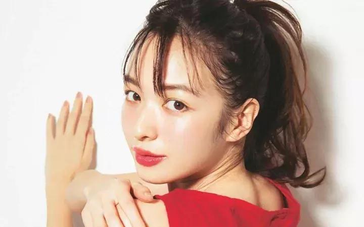 小姐姐想要美颜也要健康，模特粉底液的选择技巧，打造时尚底妆！