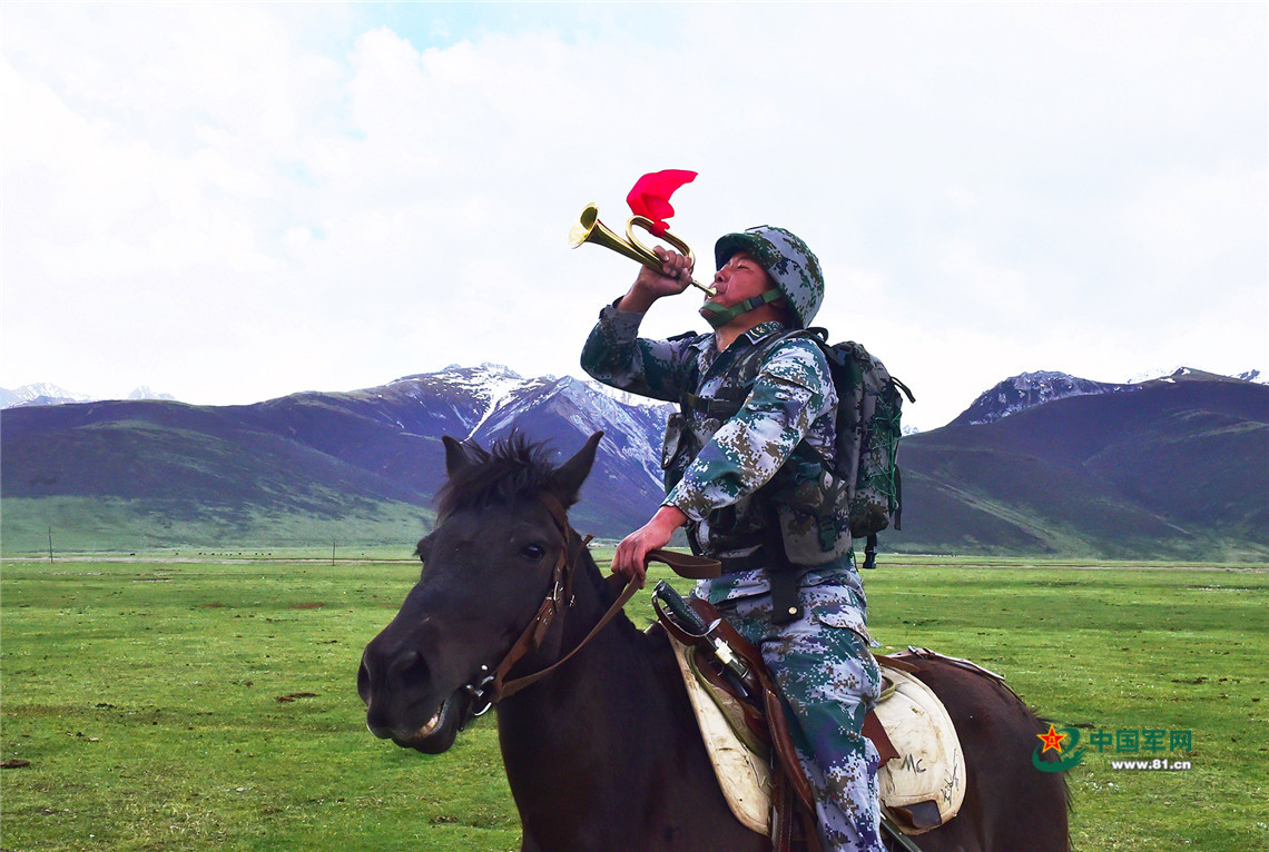 雪山见证，这是草原九班的“牧马青春”
