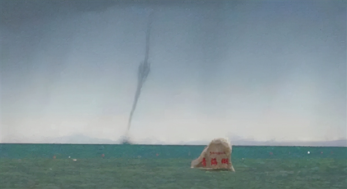 青海湖景区惊现龙吸水,有幸见证青海湖龙吸水的壮观场面