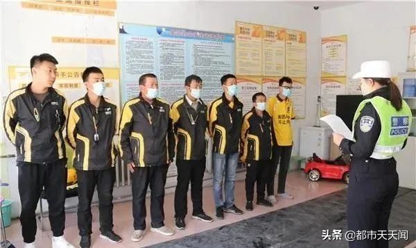 派出所开展一盔一带安全宣传,防控大队一盔一带安全守护行动