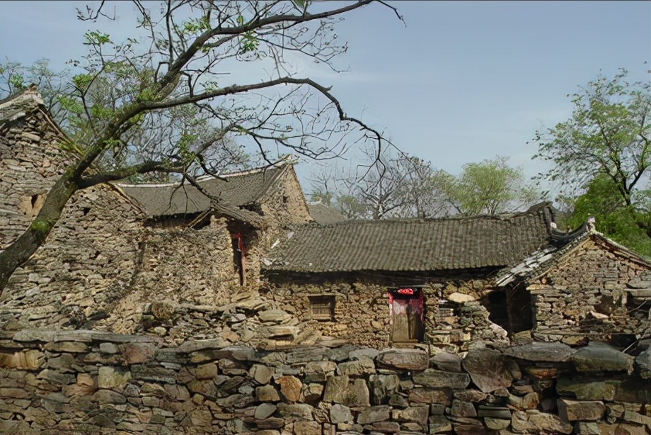 农村瓦房烟囱根漏水怎么办,农村瓦房顶漏水修补方法视频