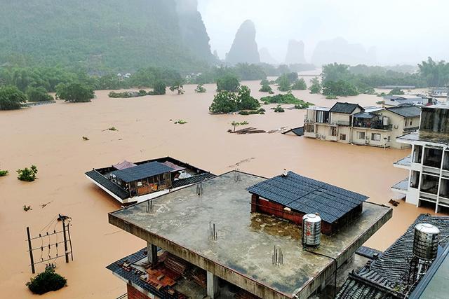 洪水和暴雨致多地险情频发,关于特大暴雨和洪水的文章