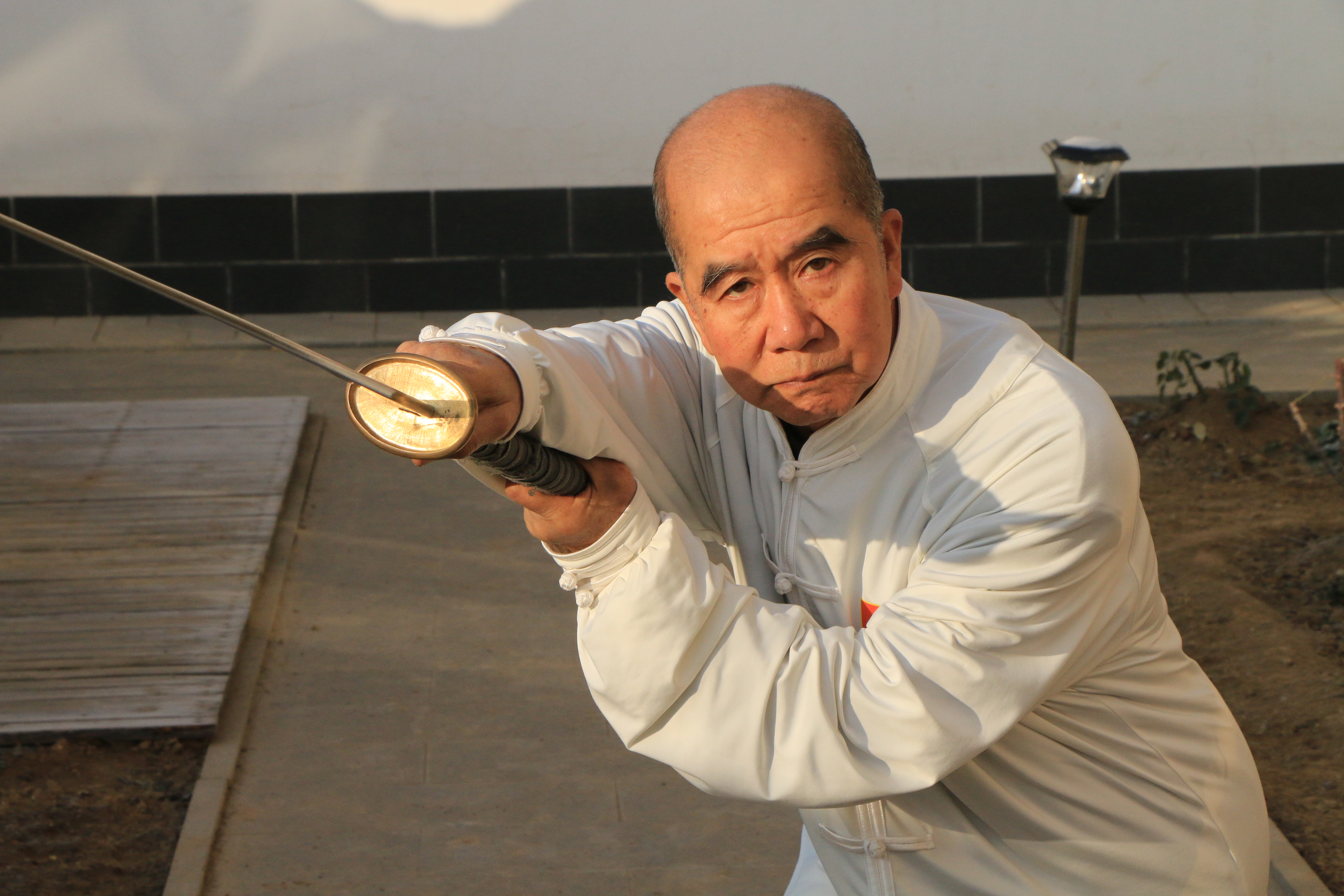 传统武术打不过格斗，飞檐走壁只是电视里唬人的？学武术的人越来越少，20年后，恐怕就没有人练了！