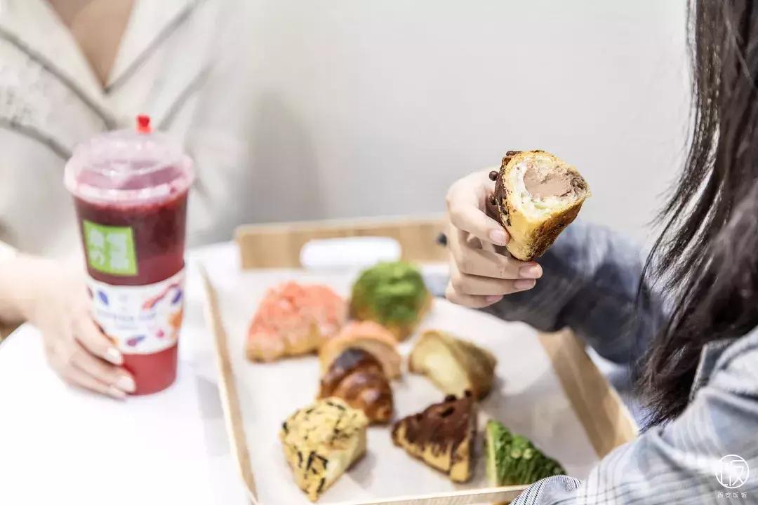 一*爆口**浆的咩咩包来了，今天也是努力营业的奈雪咩！