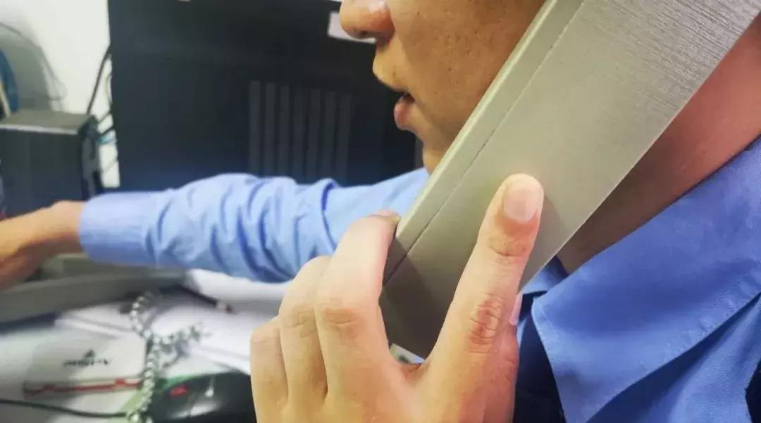 男子高速路弃车出走,二广高速男子弃车逃跑