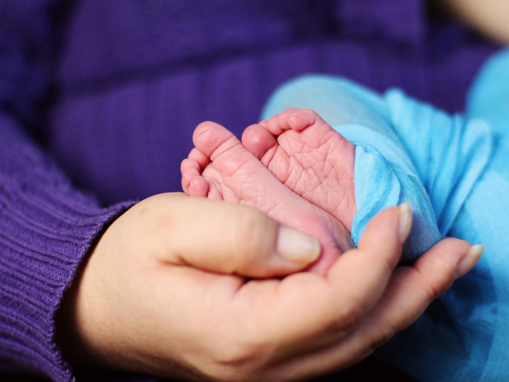 孩子手脚脱皮是缺什么,小孩子手脚脱皮是缺什么吗