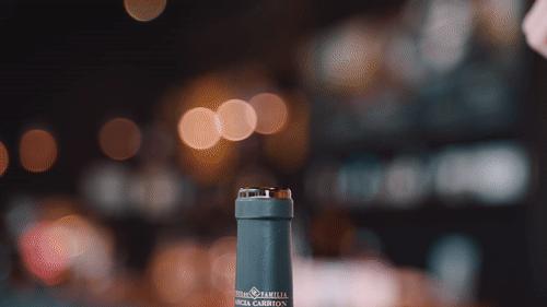 开红酒神器毫不费力的就开动了,有没有不用开瓶机打开红酒的方法