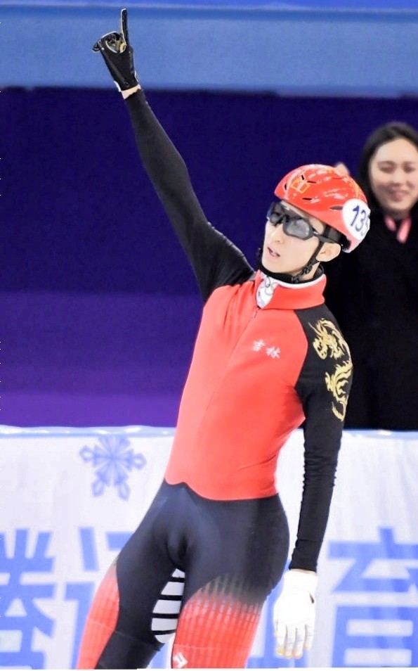 武大靖与《冰糖炖雪梨》女主比赛啃苞米,本色出演逗笑不少网友