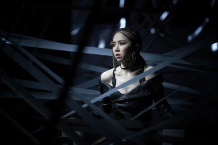 邓紫棋穿黑皮衣黑裙子,邓紫棋最新皮裤造型