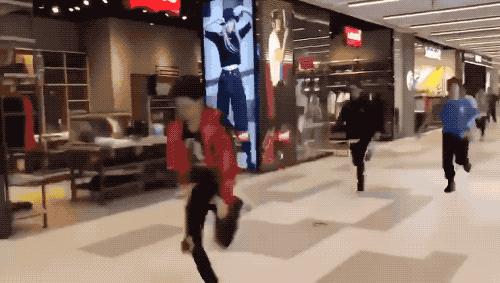 kaws优衣库疯抢事件背景,优衣库和kaws抢购现场