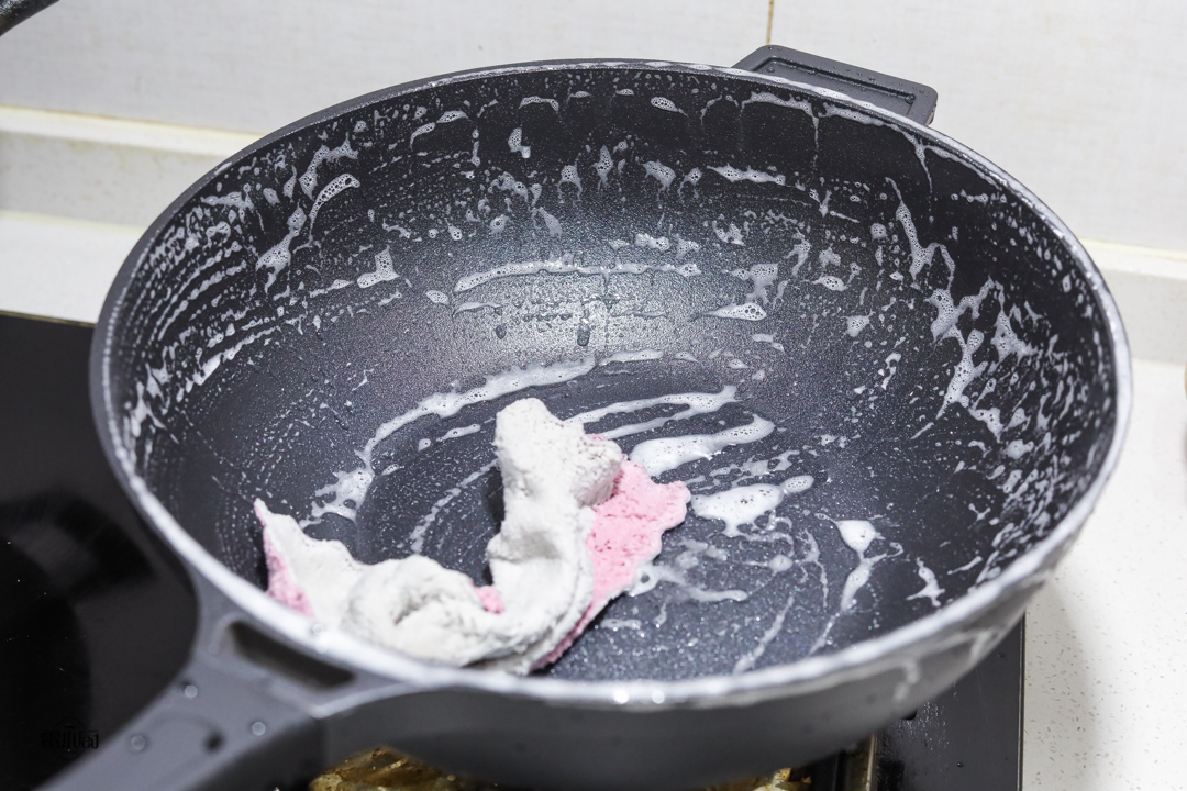 不粘锅平时需要怎么注意,用过的不粘锅怎样用才能够不粘