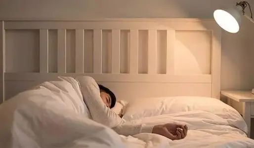 家长们注意了千万别让孩子晚睡,家长晚睡影响孩子智商