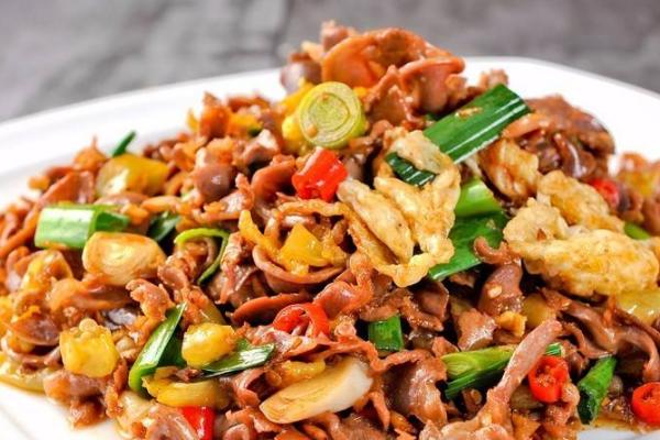 香辣爆炒鸡杂木桶饭,爆炒鸡杂的做法出锅鲜香脆爽