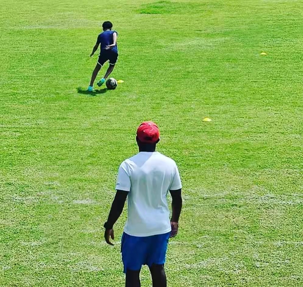 又一个世界足坛新“阿杜”出世，13岁驰骋职业赛场