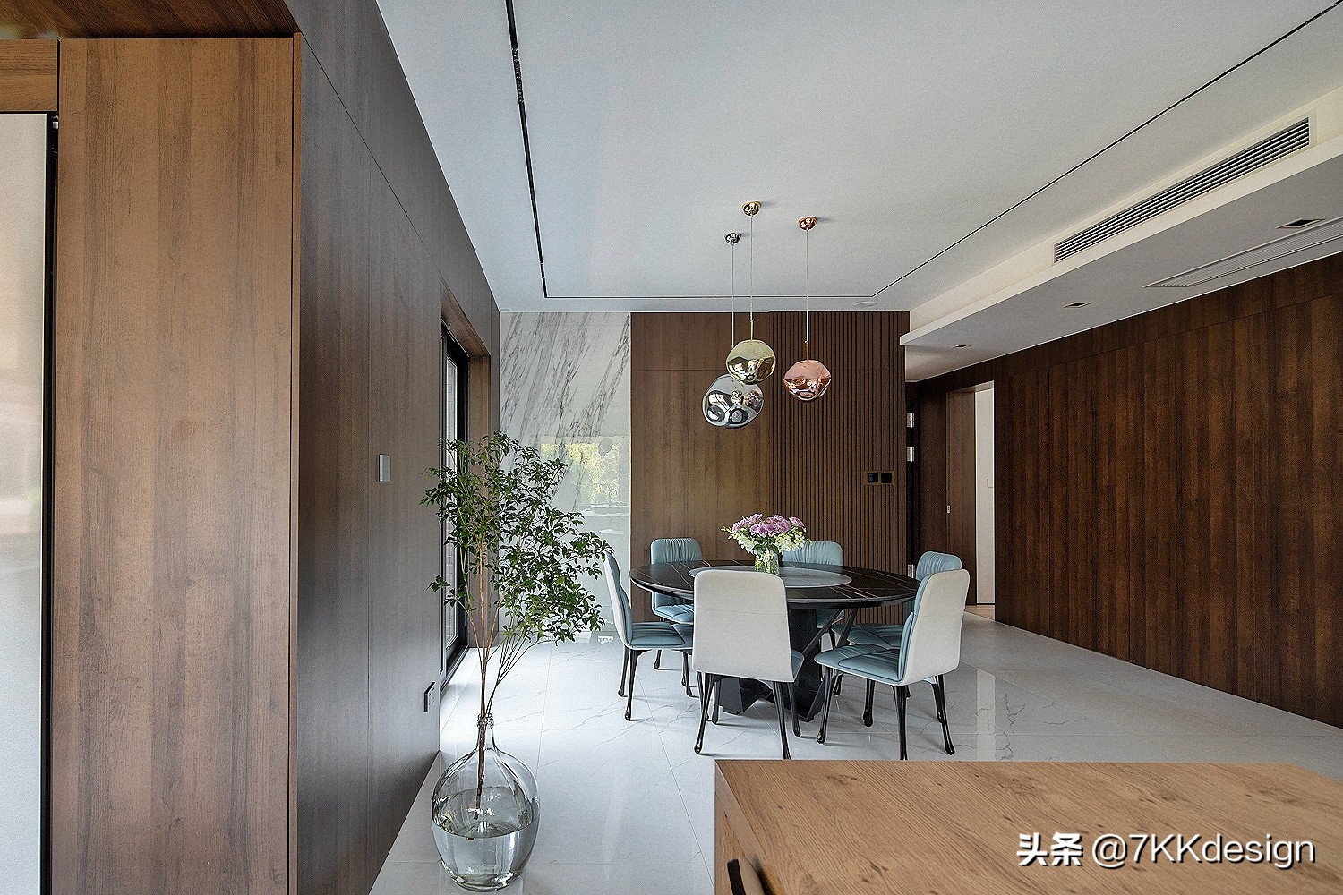 海边联排别墅小院实景现代轻奢,独栋带院子的小别墅年代感