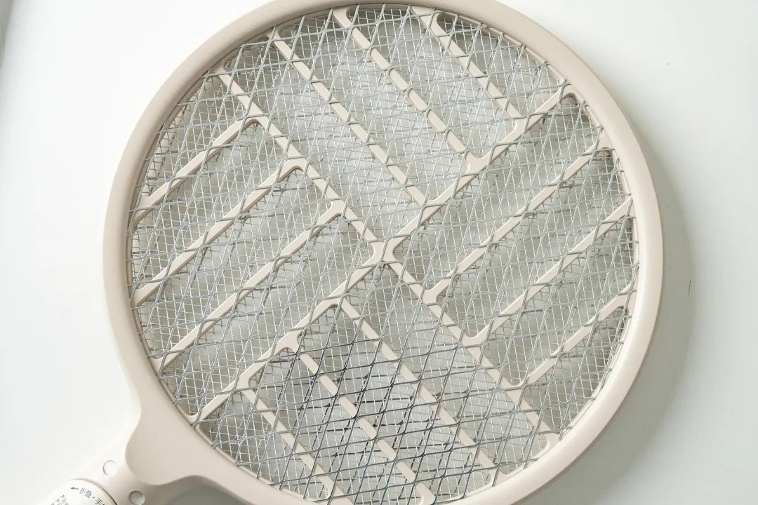 烦人的蚊子被自动引诱过来，“啪啪啪”轻松捕杀，这杀器太爽了！