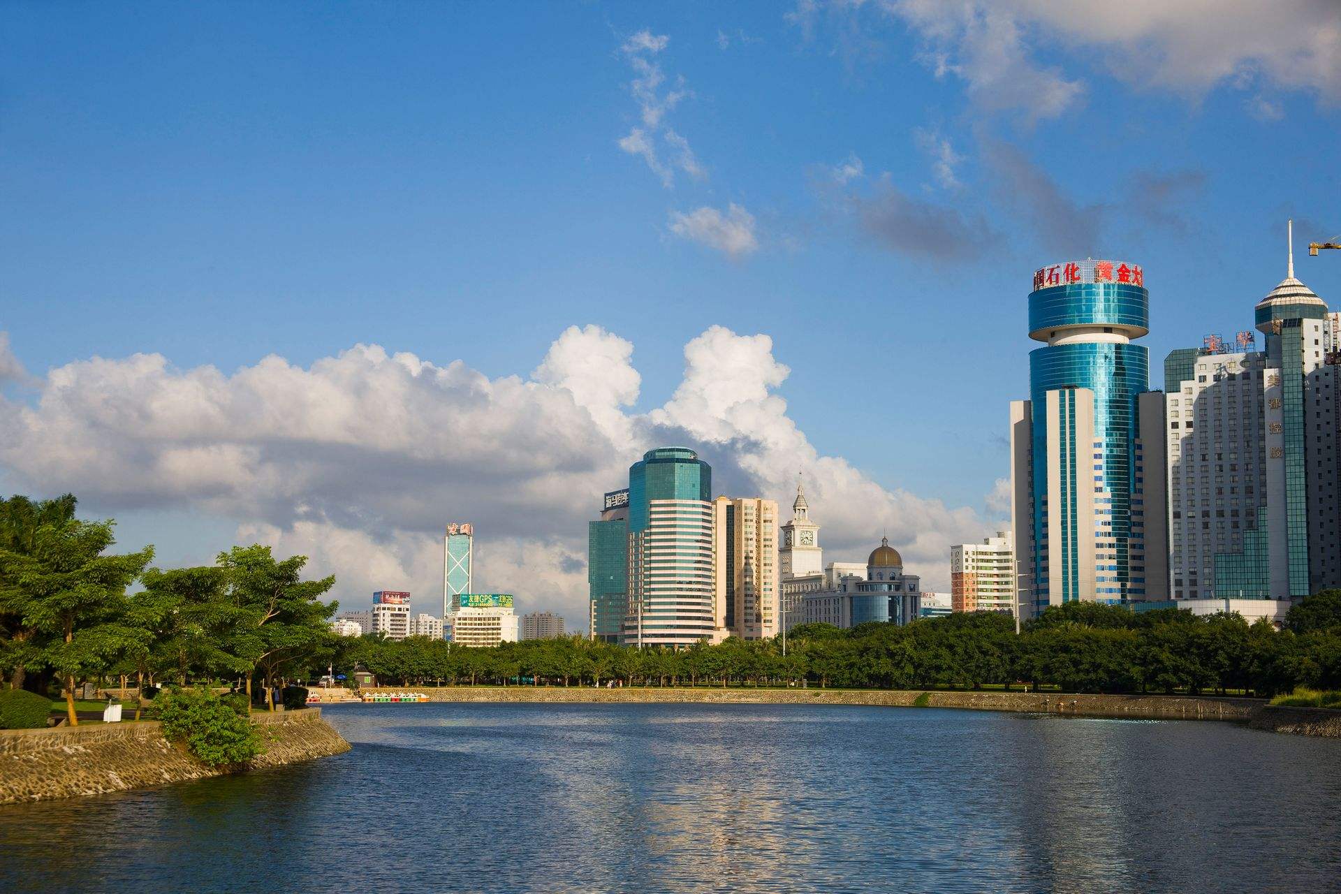 抛开所有的烦恼，奔向快乐无限的海口