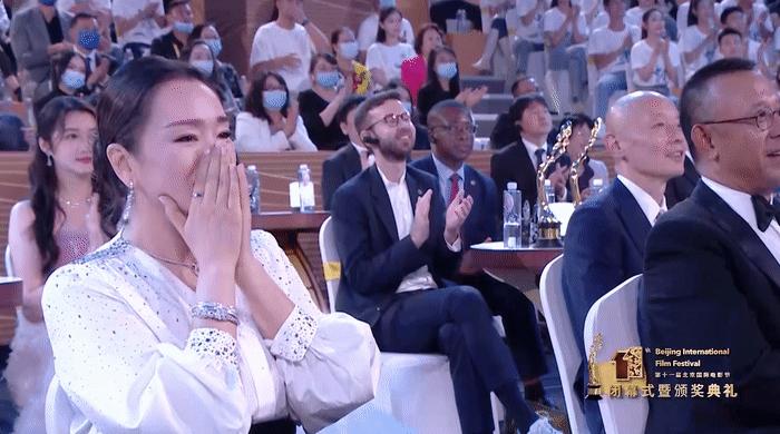 57岁巩俐怎样保持年轻呢,55岁的巩俐凭什么美炸了