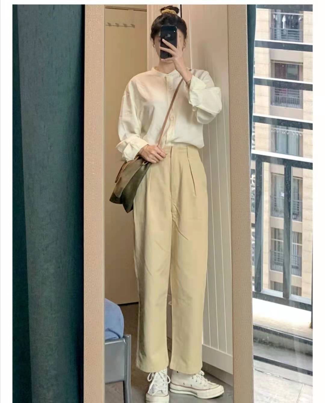 浅卡其色上衣和深驼色裤子搭吗,浅卡其色裤子配什么颜色上衣好看