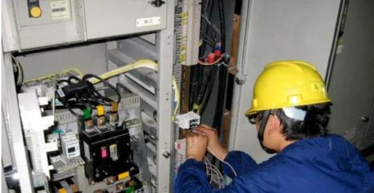 电工师傅接私活能赚多少钱,电工干私活如何收费