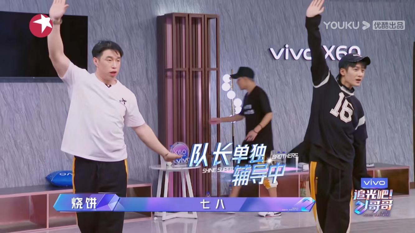 无颜、哑嗓、广场舞水平的搞笑担当烧老师凭啥得“小考”第一？